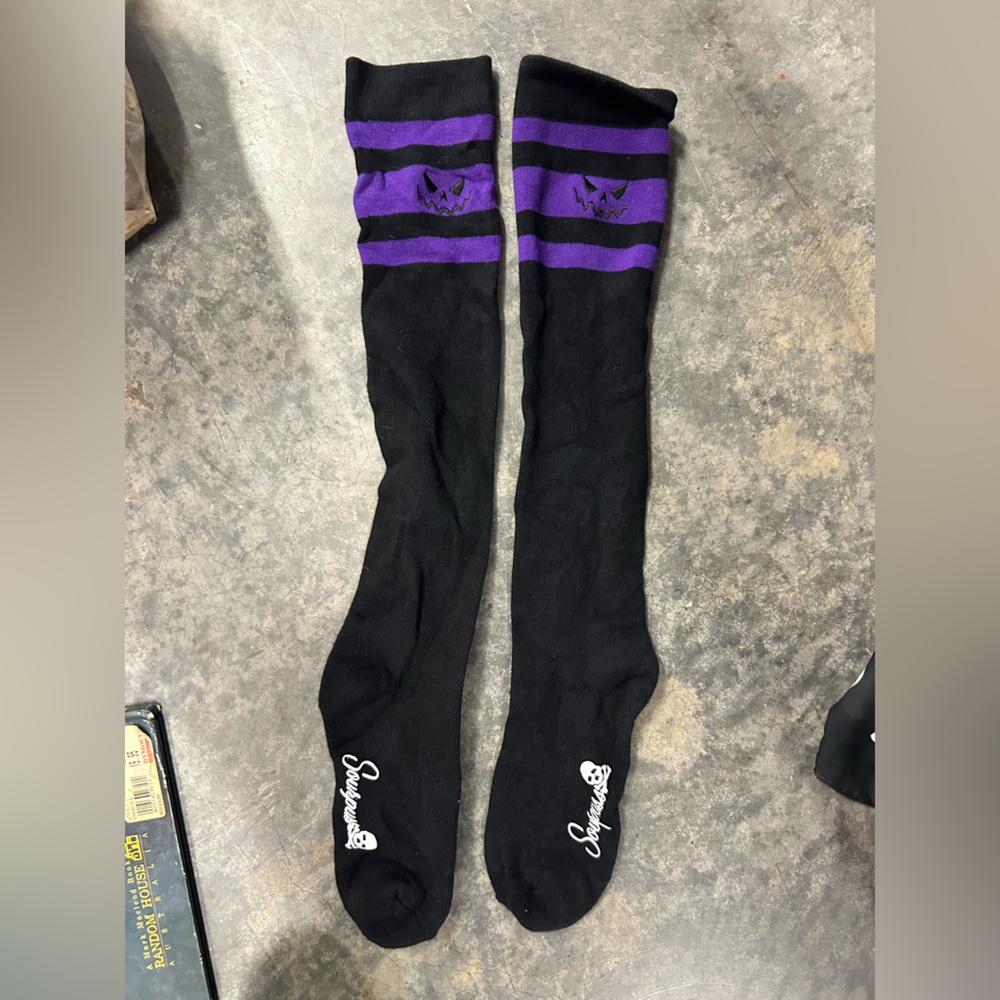 SOURPUSS PURPLE PUMPKIN LONG STRIPED SOCKS SZ 7-10 shoes goth punk - Picture 1 of 3